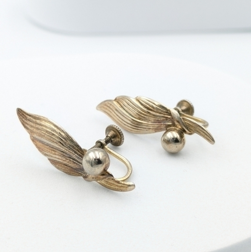 Vintage signed Bond Boyd screw back earrings